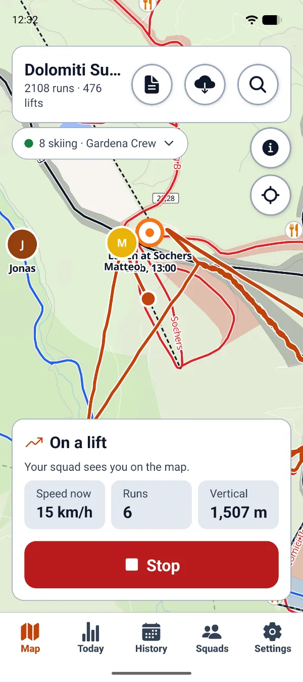 The map while recording: “On a lift”, “Your squad sees you on the map”, 15 km/h, 6 runs and 1,507 m of vertical so far, with Matteo and Jonas nearby.